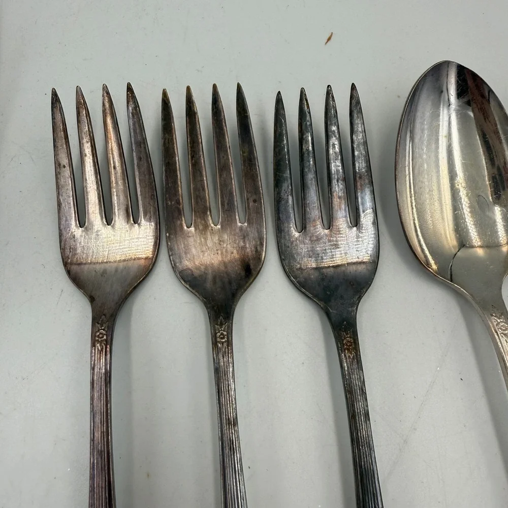 Wm Rogers IS Silver Plate Flatware Set 8pc 1939 Adoration Pattern Floral Vintage